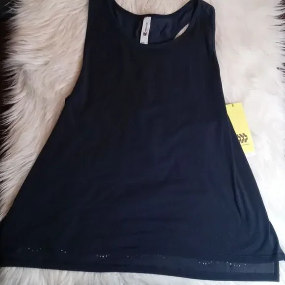All in motion tank top
M - Picture 1 of 3